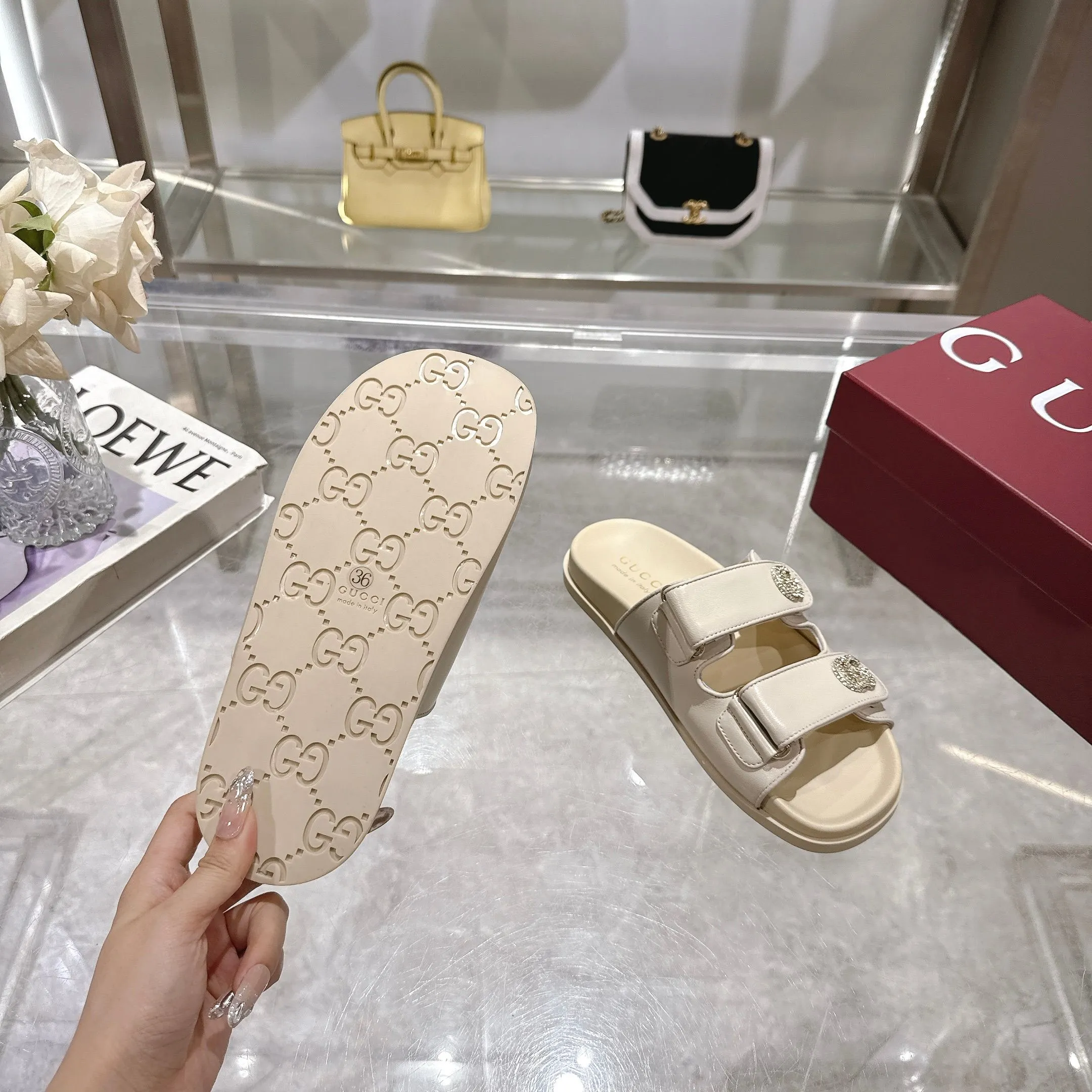 Wholesale direct sales 260👟👟 Gucci’s modern design aesthetic explores the path of unique craftsmanship, cleverly integrating the brand’s classic elements with its beloved brand identity. The sandal is embellished with the beloved Double G hardware, adding a touch of understated branding to the design, complementing the versatility of the Velcro straps. Women Light gold tone hardware Sheepskin lining Double G Rubber sole Velcro fastening Flat sole